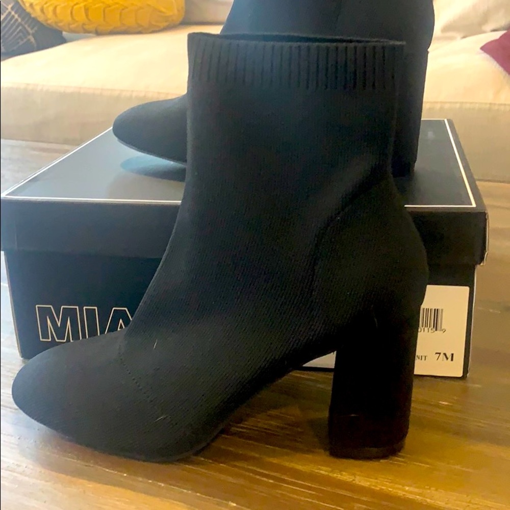 Mia knit booties